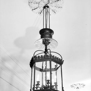 Glass enclosed pendant light fixture